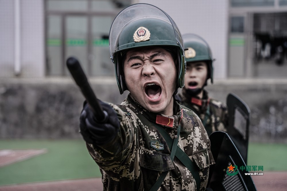 练练练看武警官兵迎寒苦训练本领