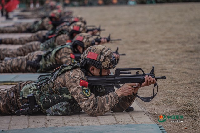 实弹射击训练.(中国军网·解放军新闻传播中心融媒体出品)