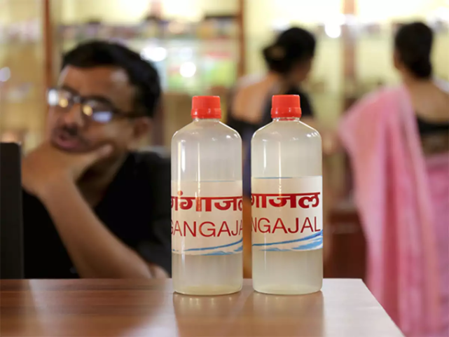 印度瓶装恒河水供不应求:每年只有3个月采集,慢熬24小时制成