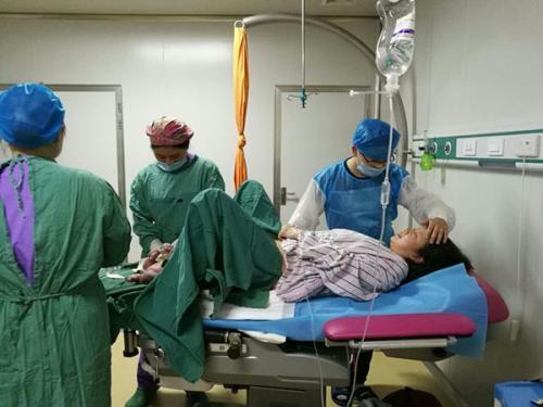 自然分娩时胎儿是怎么从那么小的产道出来的看完心疼产妇