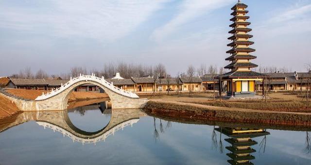 河北一废弃影视城"意外复活",无人看管荒草丛生,游客络绎不绝