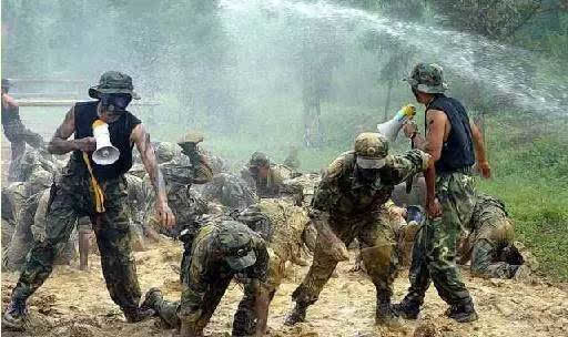 学成之后可以获得一枚象征着最高荣誉的突击队员徽章,这也吸引了很多