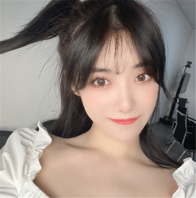 小钰穿错衣服就上台了亮片鱼尾裙很美两条腿却是一黑一白