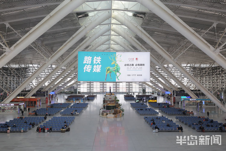 青島北站候車大廳旅客較少青島北站候車大廳檢票口處增設了一米間隔線