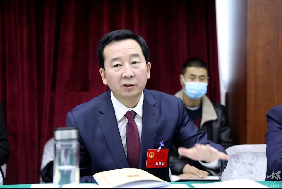 两会现场孟晓龙参加秦州区八届人大六次会议第二代表团分团讨论