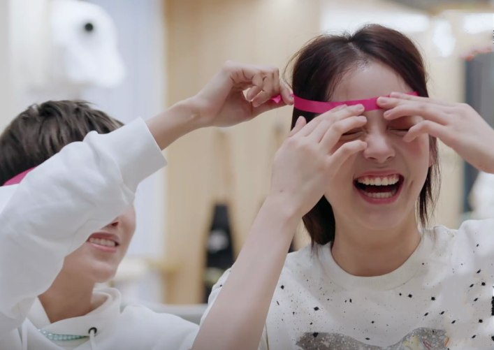 刘雨昕用绳子给欧阳娜娜量头围,用力勒紧