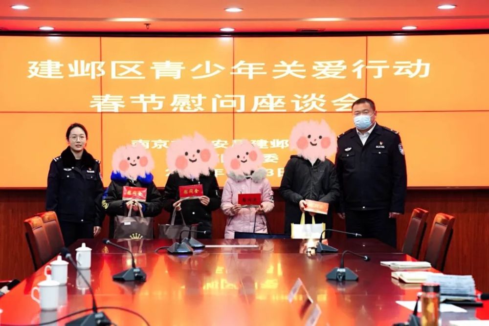 慰问中,吴辉祥政委向青少年帮扶对象转达了分局党委的