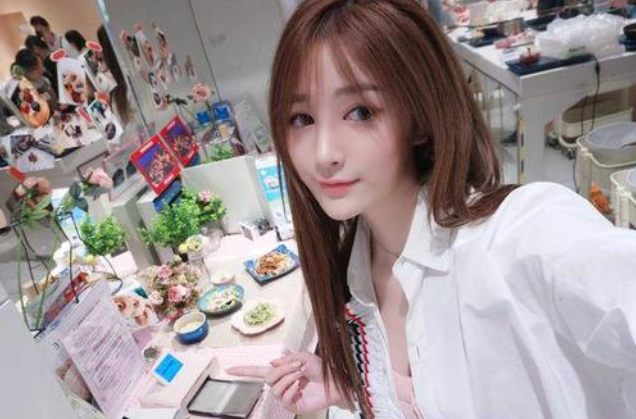 lol姿态嫌女友穿的少,紫琪吐槽他说话不直接,学学uzi多好