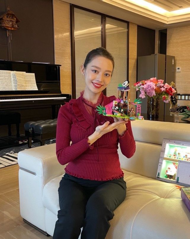 郎朗夫妇四手联弹做胎教吉娜穿连衣裙难掩孕肚不愧最美的孕妇