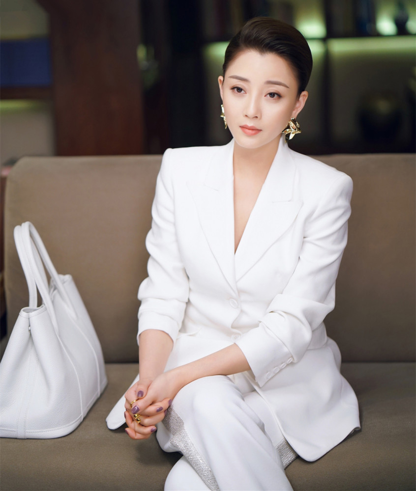 原以为殷桃剧中的穿搭够吸引人了但是她的耳饰才是亮点