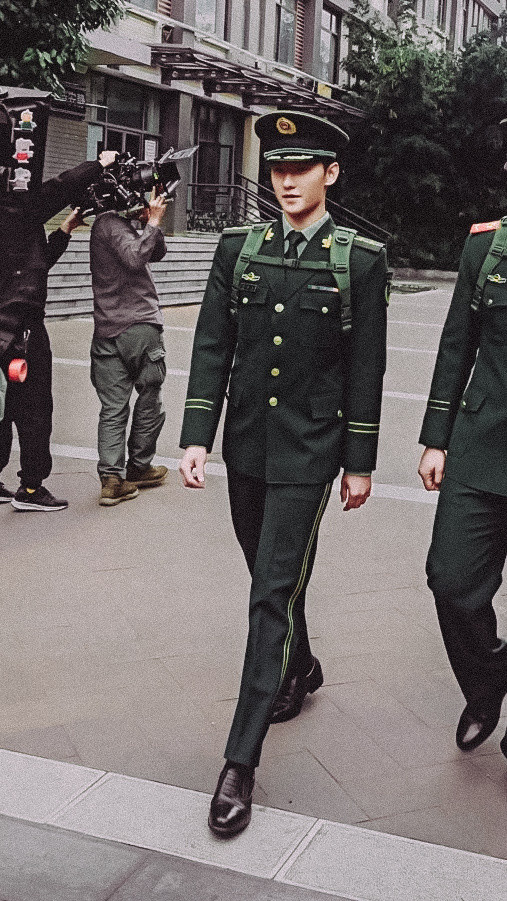 杨洋#特战荣耀 只有我觉得他更适合绿军装吗?_腾讯新闻