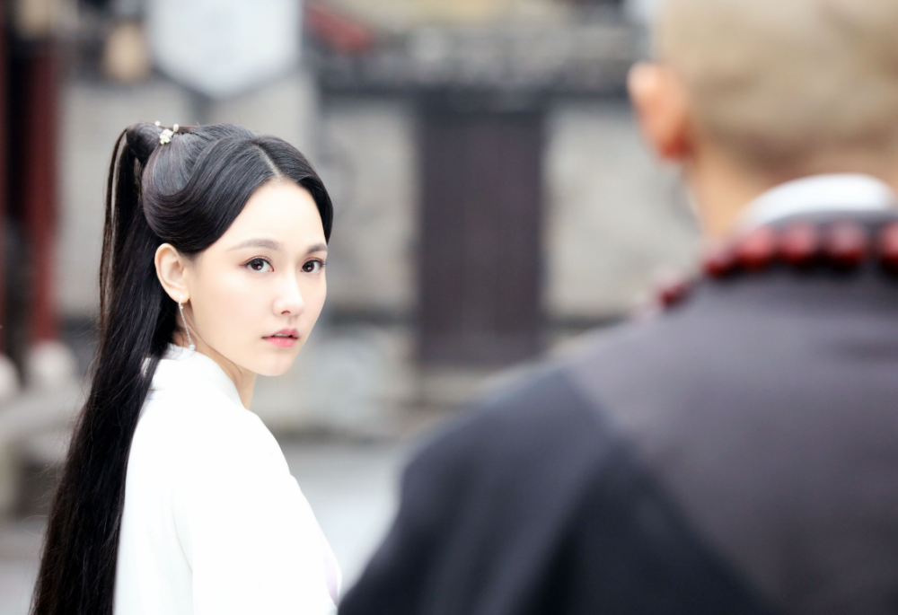 于2007年初回到家乡重庆,随后参加重庆电视主持人选拔赛全国征集选拔