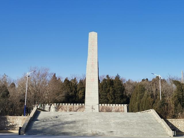 大城山为多座山峰,公园设施穿插其中.