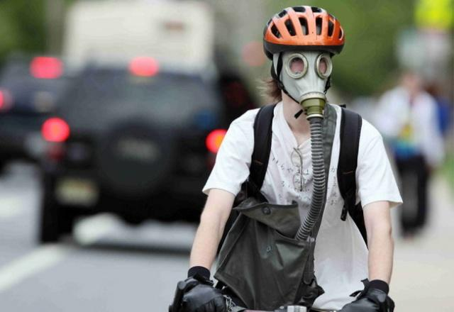 英国新冠变异病毒致死率提高到30民众纷纷佩戴防毒面具