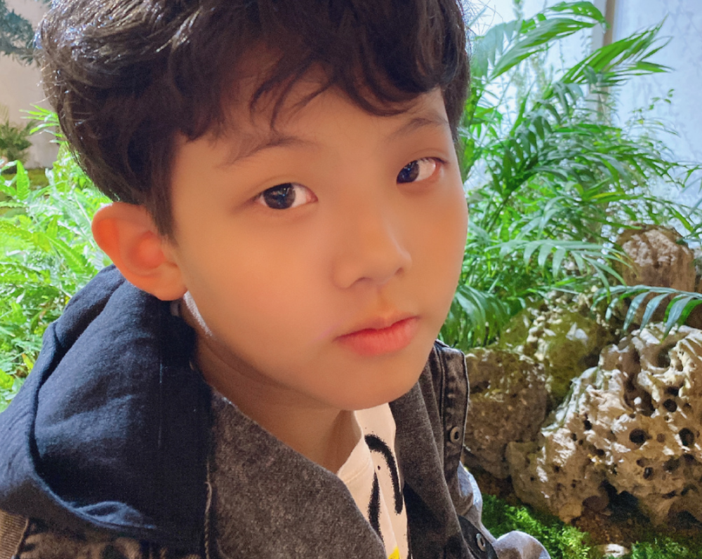 从照片中可以看出,张艺瀚整个人长高不少,脸上的婴儿肥褪去了不少.