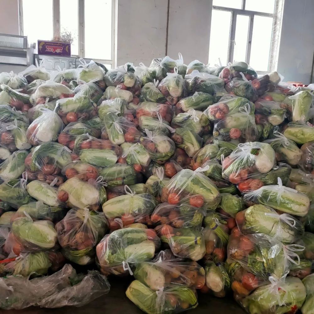 150名志愿者支援超市打包蔬菜发往范家屯镇