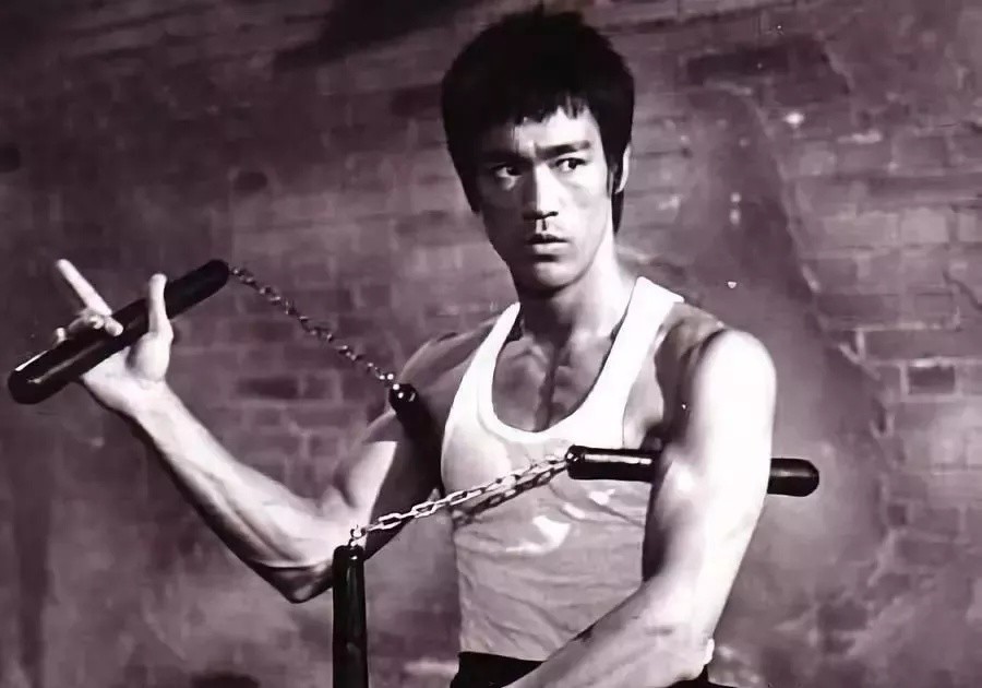 李小龙死在丁佩床上儿子拍戏被真枪打死李小龙究竟得罪了谁