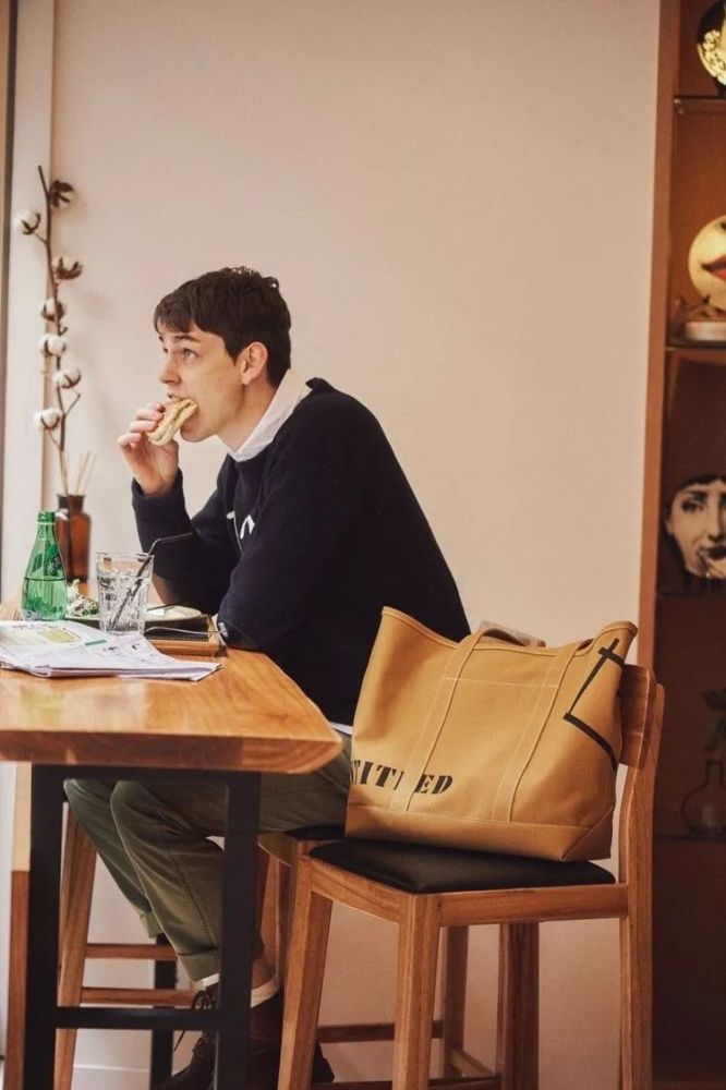 穿毛衣的男人自带温暖感