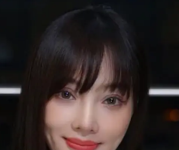 39岁李小璐双眼皮越变越宽近照被嘲脸僵鼻子也好奇怪