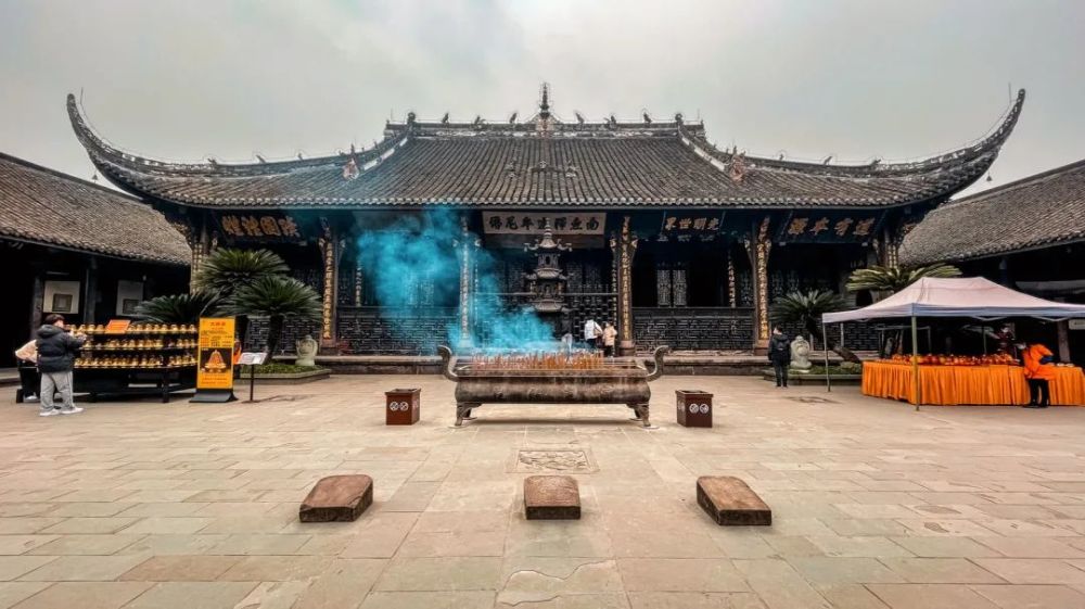 在耍姐还小的时候,就听长辈说过: 宝光寺供奉有舍利子,烧香拜佛灵得很