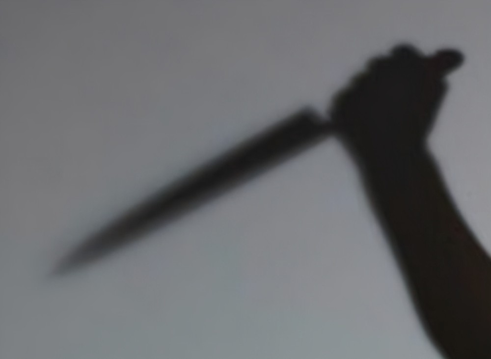 女子发现丈夫与其他女人床照怒捅丈夫数刀结果发现是年轻的自己