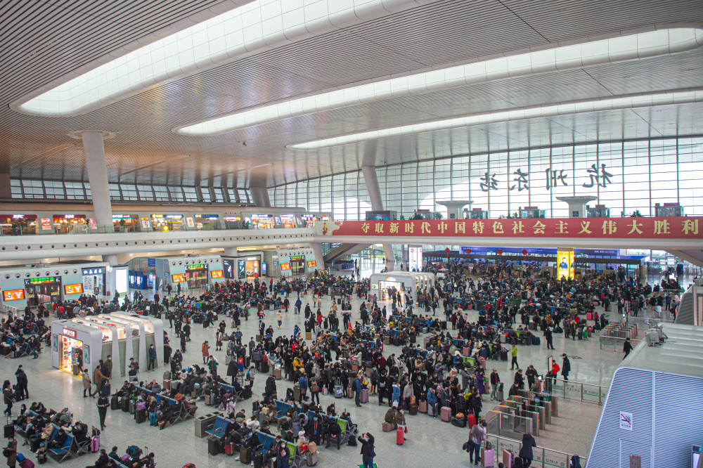 这是1月27日拍摄的杭州东站候车大厅.