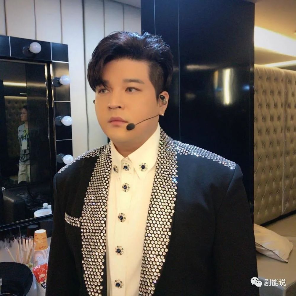 韩国组合super junior成员神童,胖胖的身材很有辨识度,也用自己的才华