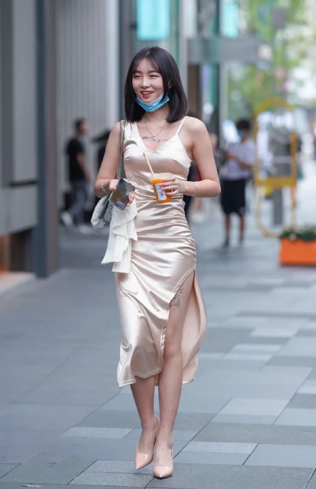 街拍:真丝吊带裙搭配链条包,让女生身材更显高挑