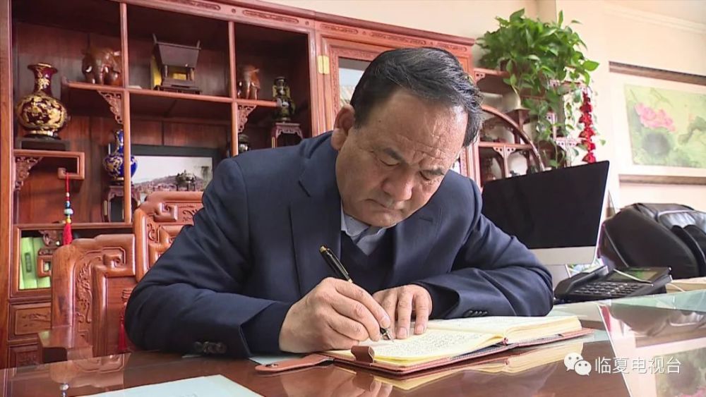 作为临夏恒基置业有限公司和甘肃煜弘建筑工程有限公司董事长的他