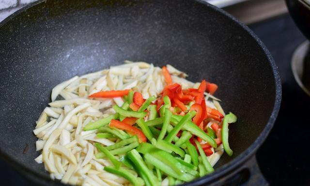 平時做的杏鮑菇都有焯水,這次直接在油鍋裡煸炒一下,沒有焯水,杏鮑菇