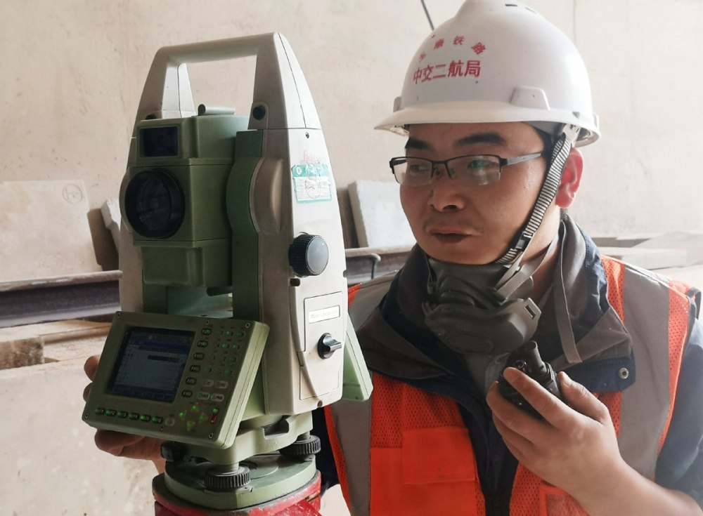 施工人员在隧道内开展测量作业(何思远  李帅 摄)