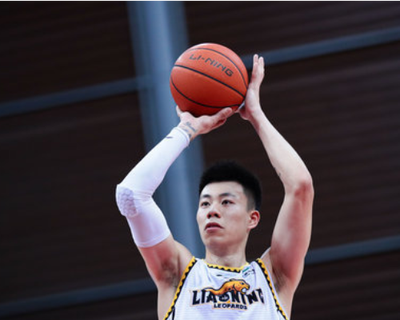 三分引领小高潮献飞身暴扣张镇麟已成辽篮锋线的一大利器