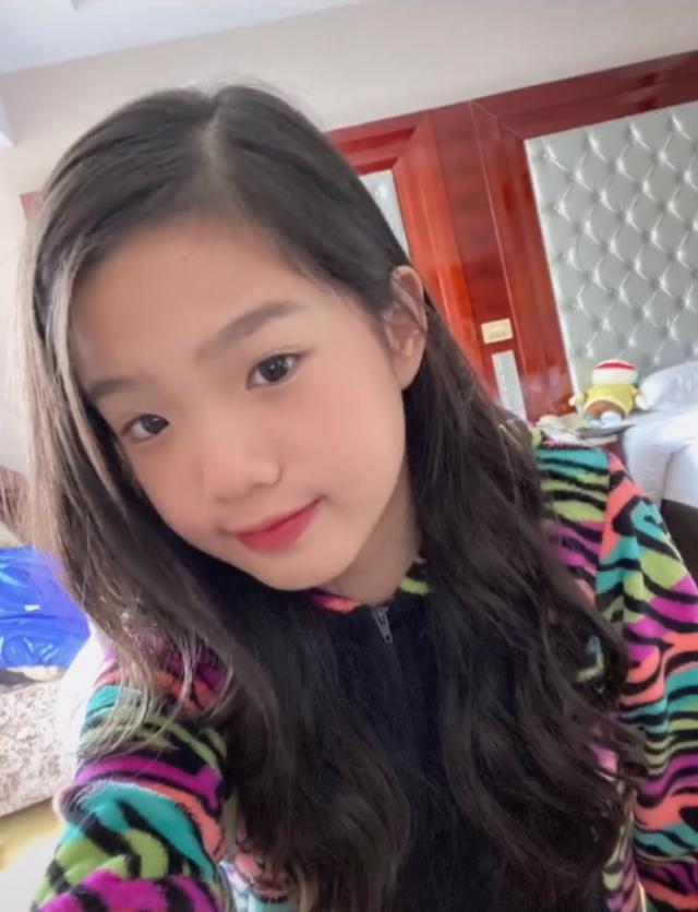 钟丽缇13岁女儿晒美照穿运动背心露细腰化妆美甲打扮似女团