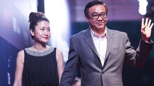 尔冬升50岁丁克60岁生女:说要丁克的男人,让他去结扎才算数_腾讯新闻