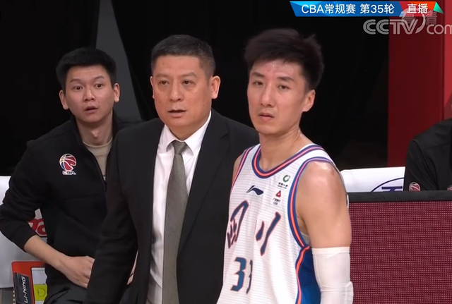 景菡一接力得分;而广厦队运动战进攻受阻,打铁三分钟后依靠胡金秋罚球