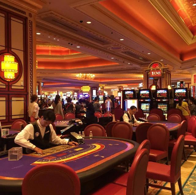 《赌徒》:"相唤相呼日征逐,野狐迷人无比酷;一场纵赌百家贫,后车难鉴