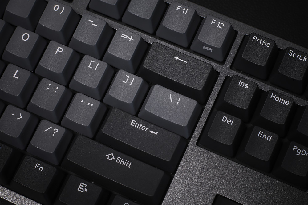 侧看键盘有些微悬浮,键帽采用了oem高度,体感更强,结合内置稳定键轴