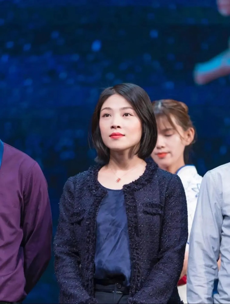 中国新晋女首富汪莹不仅颜值高 穿搭也很在行 绝对女中豪杰_腾讯新闻