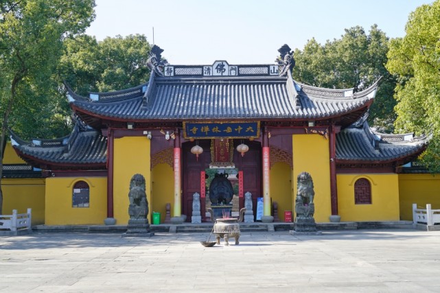 寧波有兩座寺院,都自稱是彌勒道場,除了雪竇寺你還知道另一座嗎