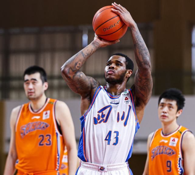 球迷表示,"裁判问题好大,把四川队的李原宇和亨特吹的6犯下场,而且1