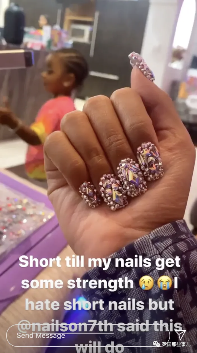 的标志性粉色美甲前段时间,著名的女rapper, cardi b为了让自己的指甲