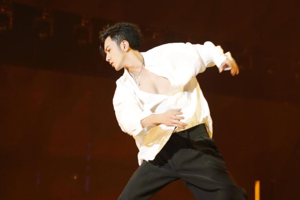 追光吧哥哥肖顺尧暗讽印小天轧戏结果用力过猛讽刺了自己太尴尬了