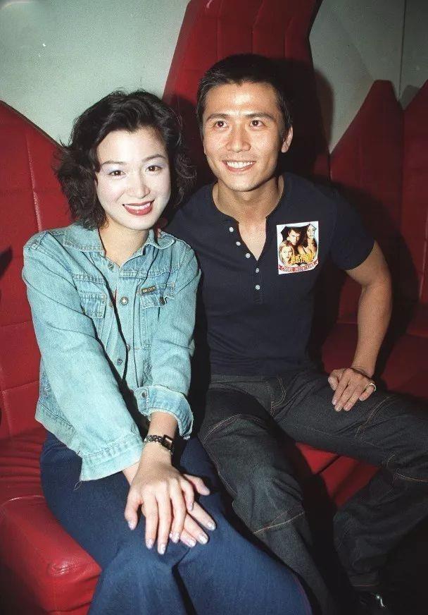 51岁唐文龙露面苍蝇馆,餐具泛黄还破损,吃青菜无人识太心酸!_腾讯新闻