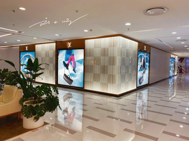 一家lv专卖店也在"卓展购物中心",由此可见这家商场在长春的重要地位
