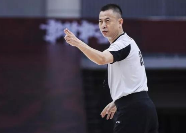 又是汪梅川厦战多次争议判罚吹傻68分先生姚明应将他永久禁赛