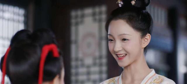 下一刻面对武才人一家时就说出了自己的身份;还有对于私自做皇后袆