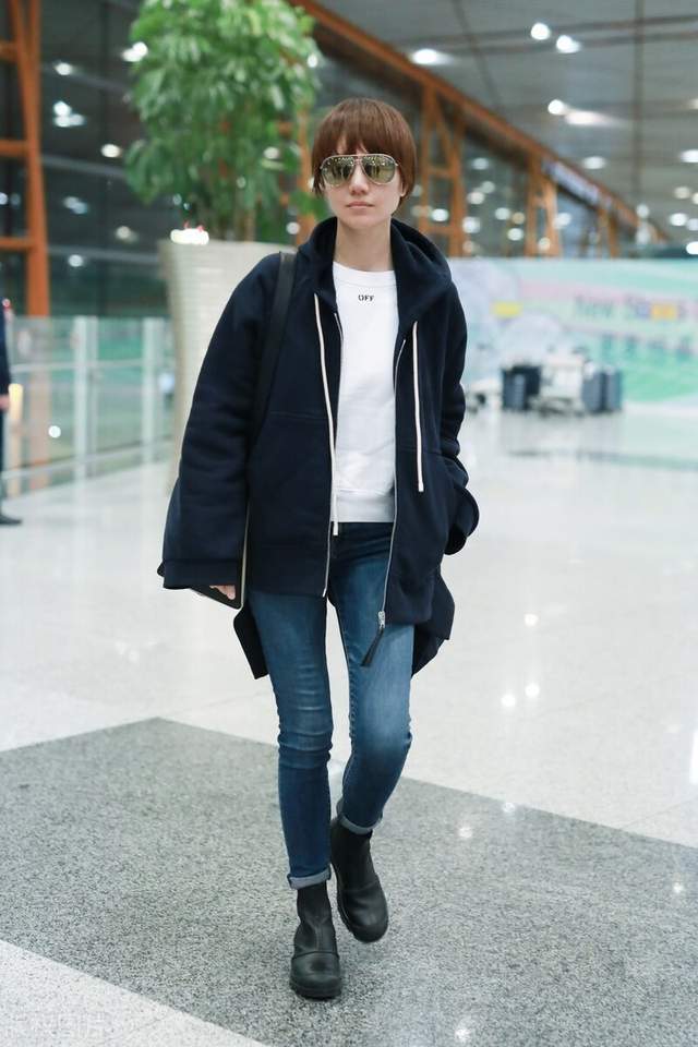 袁泉实在太瘦了,穿宽松套装休闲又时髦,配一头短发有点呆萌