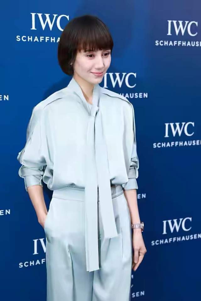 袁泉实在太瘦了穿宽松套装休闲又时髦配一头短发有点呆萌