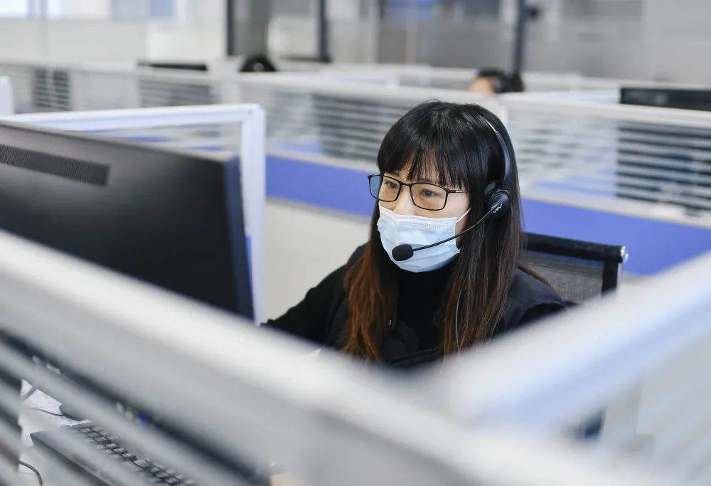 在通化市政务服务热线话务中心,话务员接听群众来电(1月26日摄).