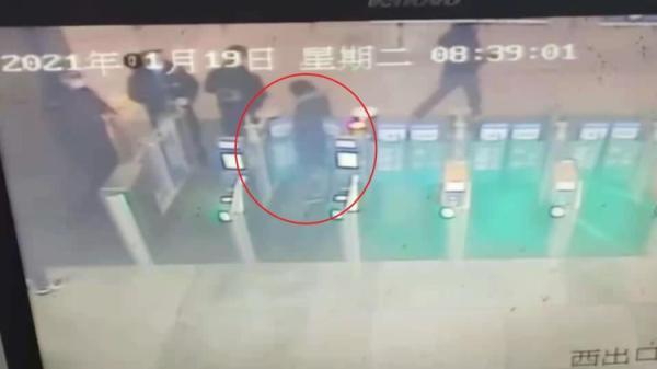上海一位姨妈为了吃汤圆，时常博程坐火车赶去苏州，截止却被车站监控拍下她的动作，绘面令人没有齿